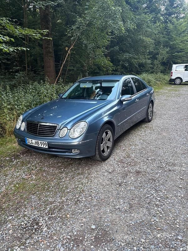 Blau Gebraucht 2003 Mercedes E220 Limousine | 3.999 € - Bild 1/4