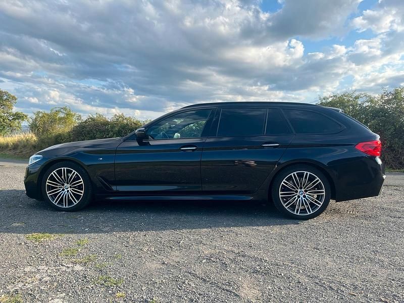 Blau Gebraucht 2018 BMW 530 M Sport Kombi | 19.700 € (Fairer Preis) - Bild 1/4