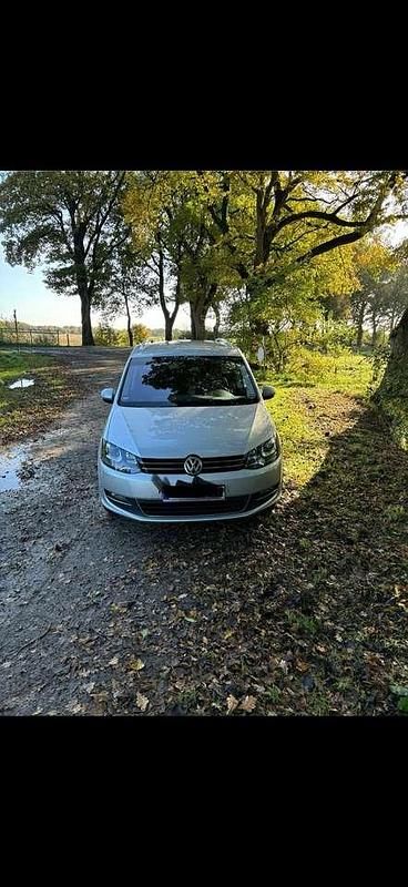 Grau Gebraucht 2017 VW Sharan Highline Van / Kleinbus | 20.999 € (Fairer Preis) - Bild 1/4