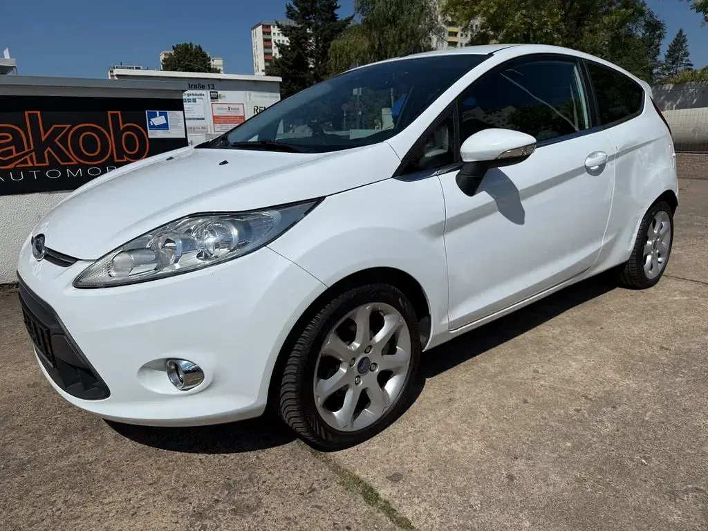 Gebraucht Ford Fiesta Titanium 82 PS (60 kW) 2012 Weiß Limousine