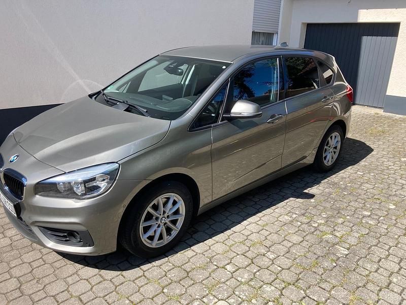 Grau Gebraucht 2015 BMW 218 Kombi | 8.900 € (Guter Preis) - Bild 1/4