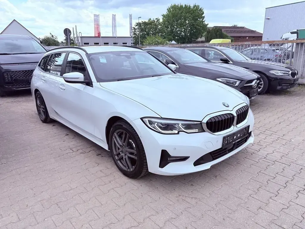 Gebraucht BMW 330e Advantage 184 PS (135 kW) 2021 Weiß Kombi
