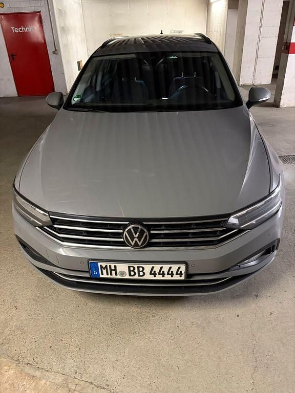 Grau Gebraucht 2023 VW Passat Business Kombi | 31.000 € - Bild 1/4