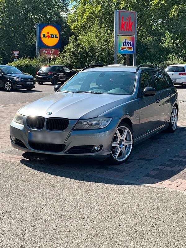 Grau Gebraucht 2009 BMW 320 Kombi | 2.500 € (Superpreis) - Bild 1/4