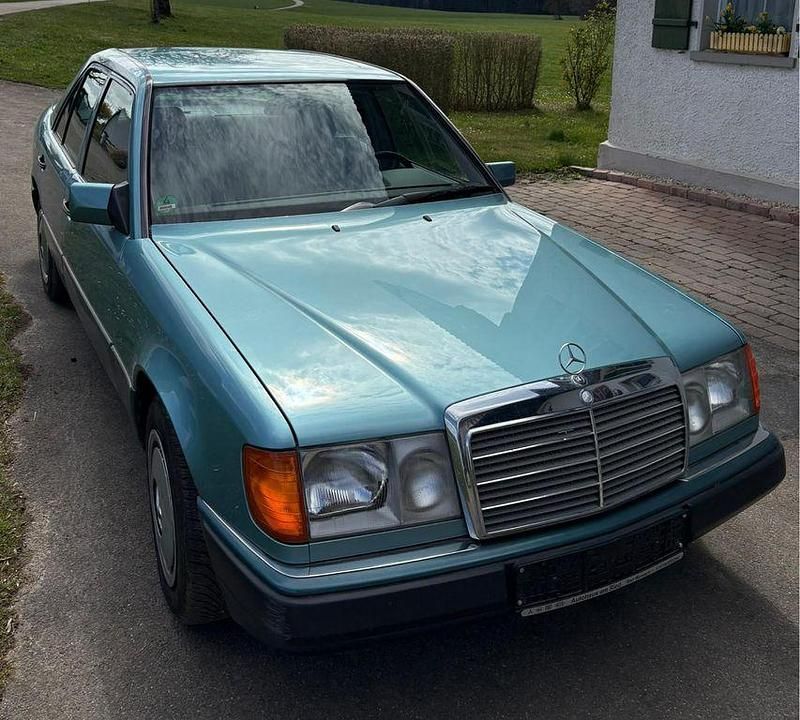 Second-hand Mercedes E230 132 CP (97 kW) 1992 Albastru Berlinǎ