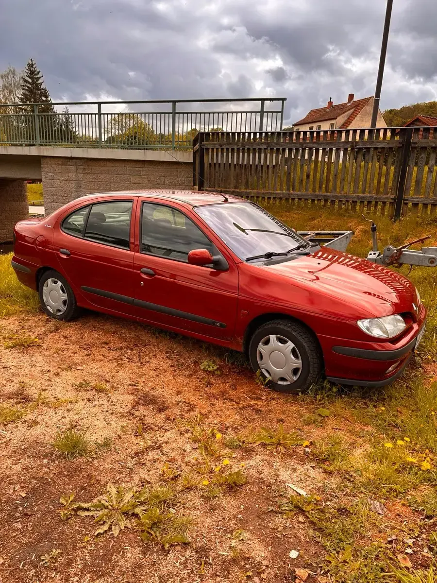 Używany Renault Mégane 75 KM (55 kW) 1998 Czerwony Sedan/Limuzyna
