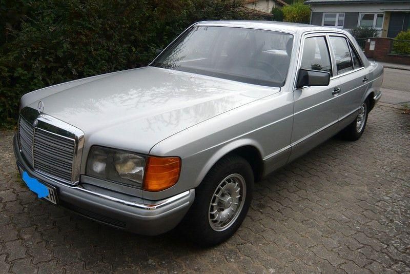 Second-hand Mercedes E280 185 CP (136 kW) 1981 Argintiu Berlinǎ