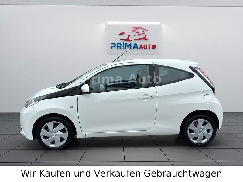 Gebraucht Toyota Aygo X-play 69 PS (50 kW) 2015 Weiß Kleinwagen