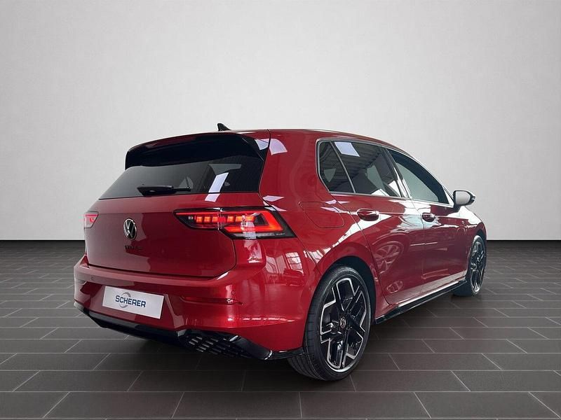 Gebraucht VW Golf VIII 150 PS (110 kW) 2026 Kings red metallic schwarz (metallic) Limousine