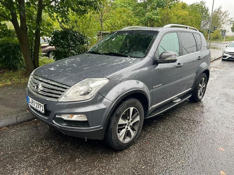 Grau Gebraucht 2015 Ssangyong / KGM Rexton SUV | 7.900 € - Bild 1/4
