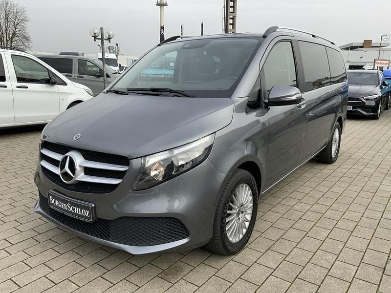 Selenitgrau metallic Gebraucht 2021 Mercedes V220 Edition Van / Kleinbus | 42.760 € (Fairer Preis) - Bild 1/4