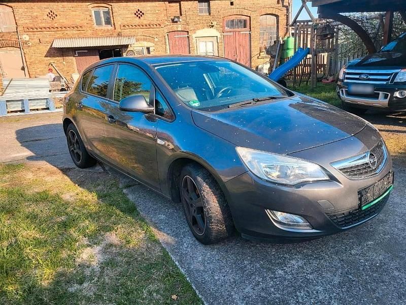 Second-hand Opel Astra 120 CP (88 kW) 2012 Andere farben Hatchback