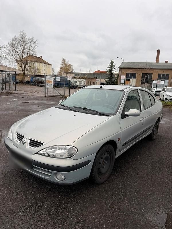Gebraucht Renault Mégane 107 PS (78 kW) 2001 Silber Limousine