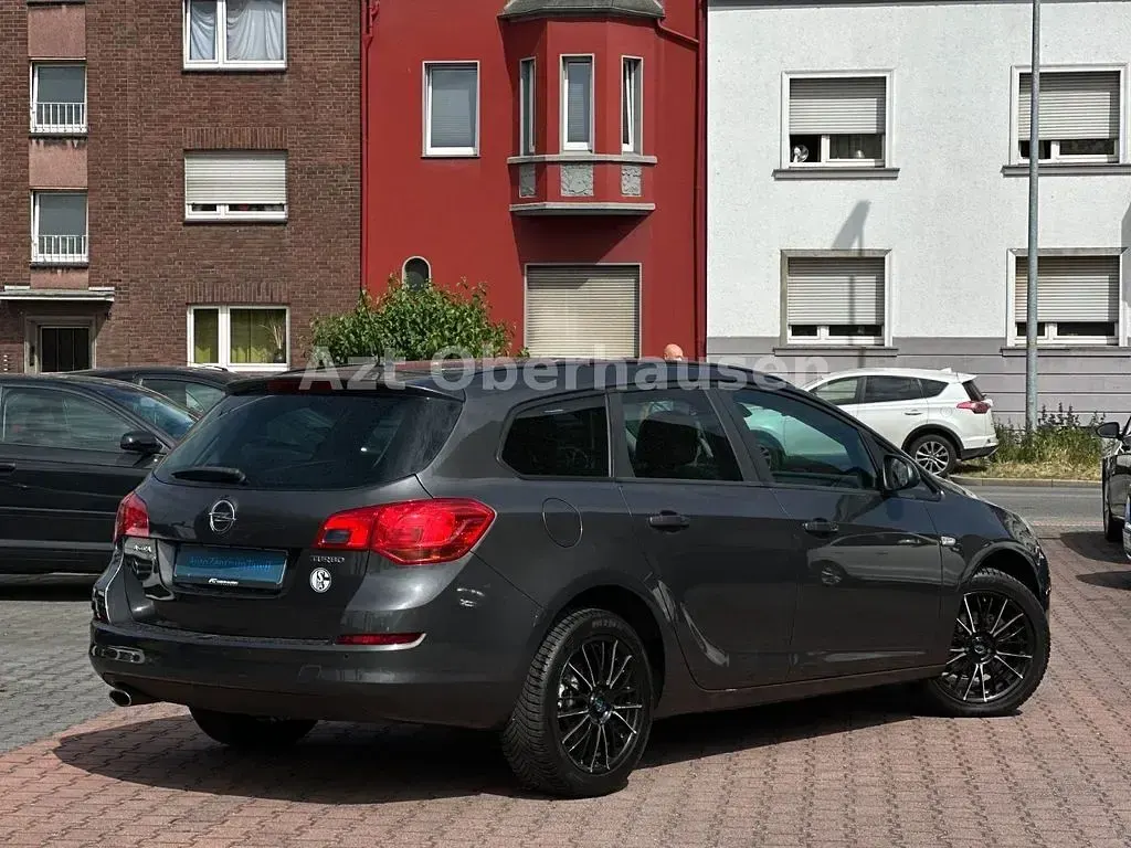Gebraucht Opel Astra Design Edition 140 PS (102 kW) 2011 Grau Kombi