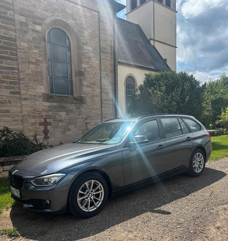 Grau Gebraucht 2013 BMW 320 Kombi | 7.777 € (Superpreis) - Bild 1/4