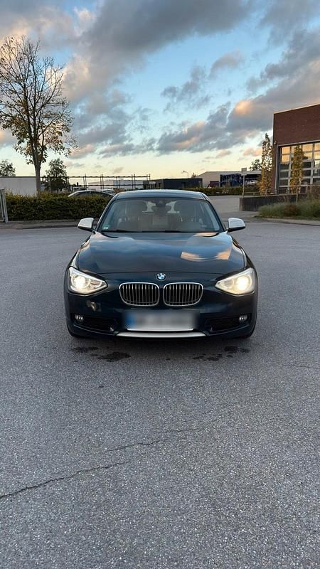 Blau Gebraucht 2011 BMW 116 Urban Line Kleinwagen | 7.990 € (Etwas zu teuer) - Bild 1/4