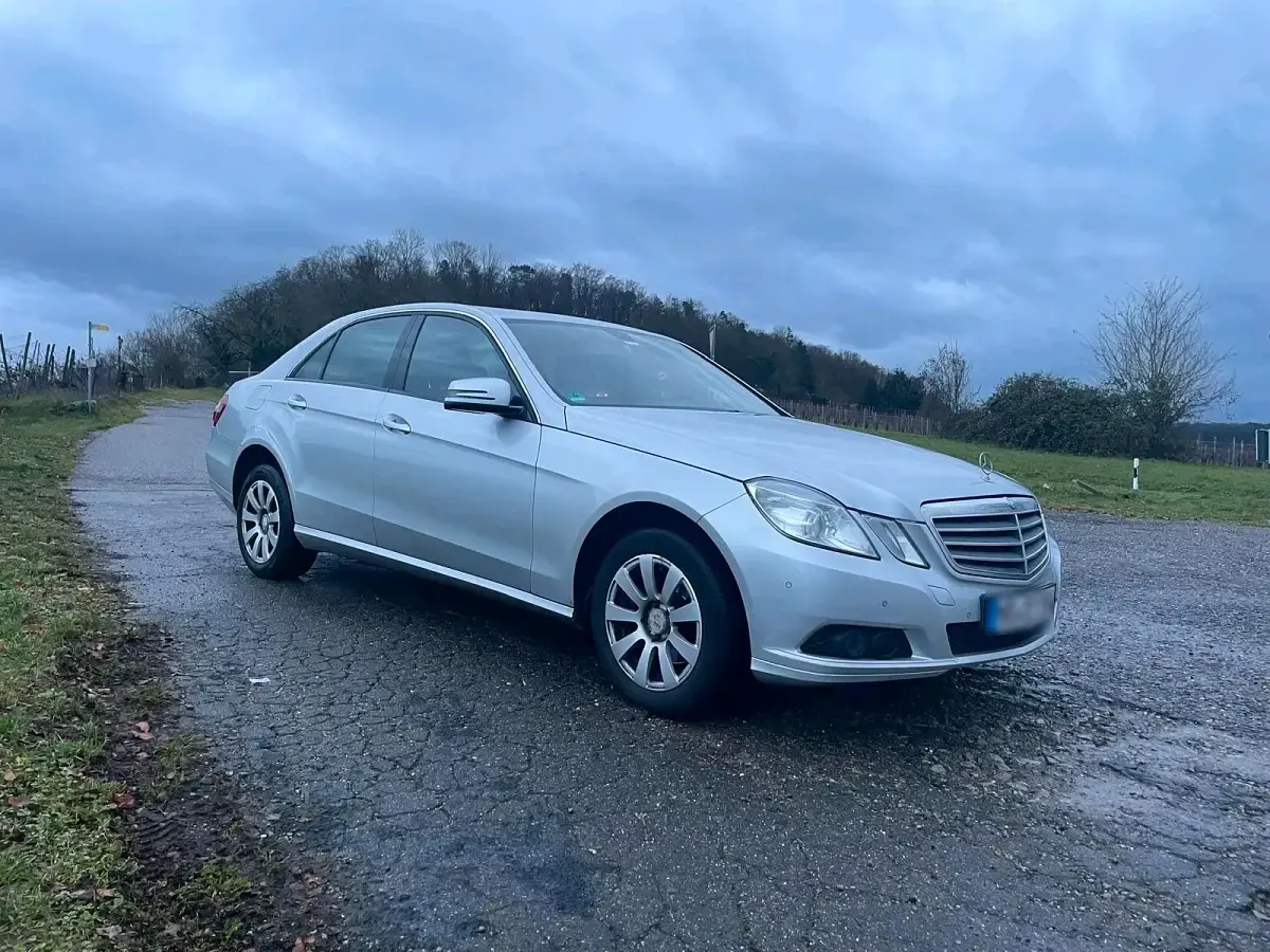 Gebraucht Mercedes E220 170 PS (125 kW) 2011 Silber Limousine