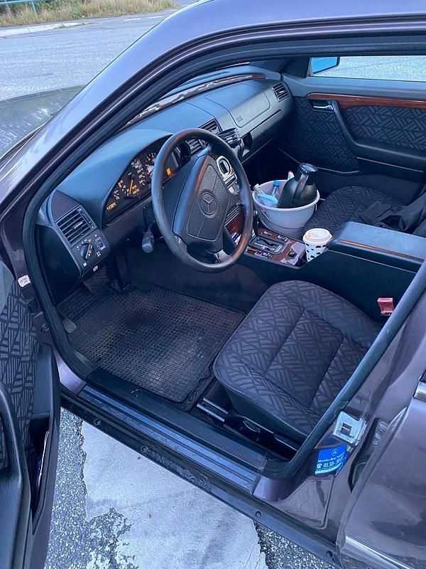 Gebraucht Mercedes C180 Elegance 122 PS (89 kW) 1993 Andere farben Limousine