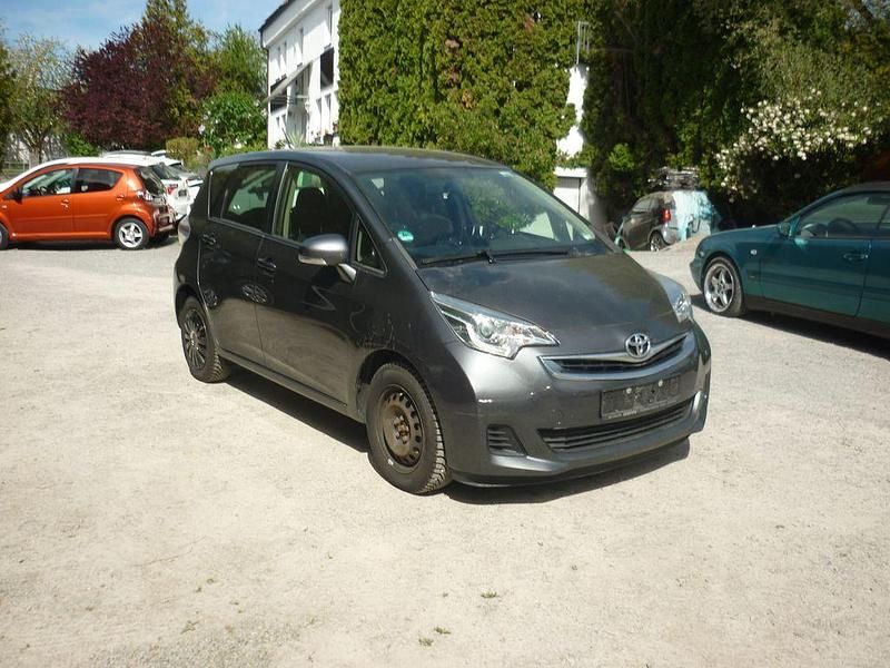 Gebraucht Toyota Verso-S Life 99 PS (72 kW) 2015 Grau Van / Kleinbus