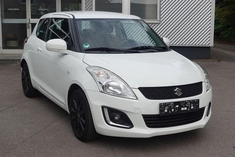 Weiß Gebraucht 2015 Suzuki Swift Kleinwagen | 6.950 € (Fairer Preis) - Bild 1/4
