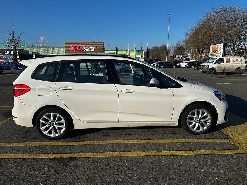 Weiß Gebraucht 2019 BMW 218 Gran Tourer Sport Line Van / Kleinbus | 10.900 € (Fairer Preis) - Bild 1/4