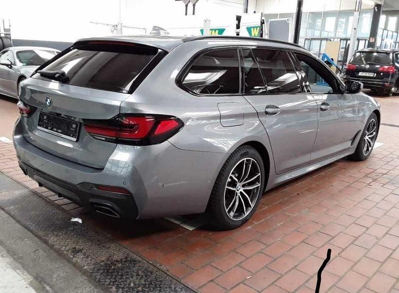 Grau Gebraucht 2023 BMW 520 M Sport Kombi | 38.890 € (Guter Preis) - Bild 1/4