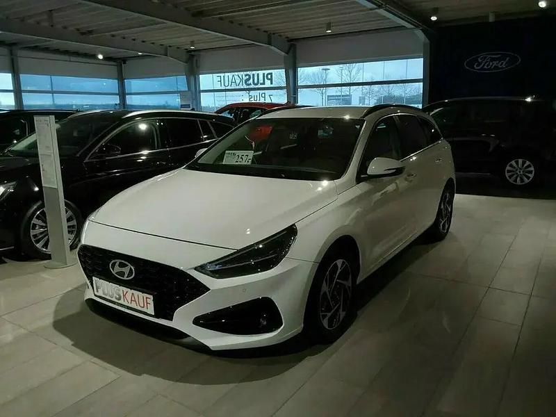Gebraucht Hyundai i30 101 PS (74 kW) 2024 Atlas white / sol Kombi