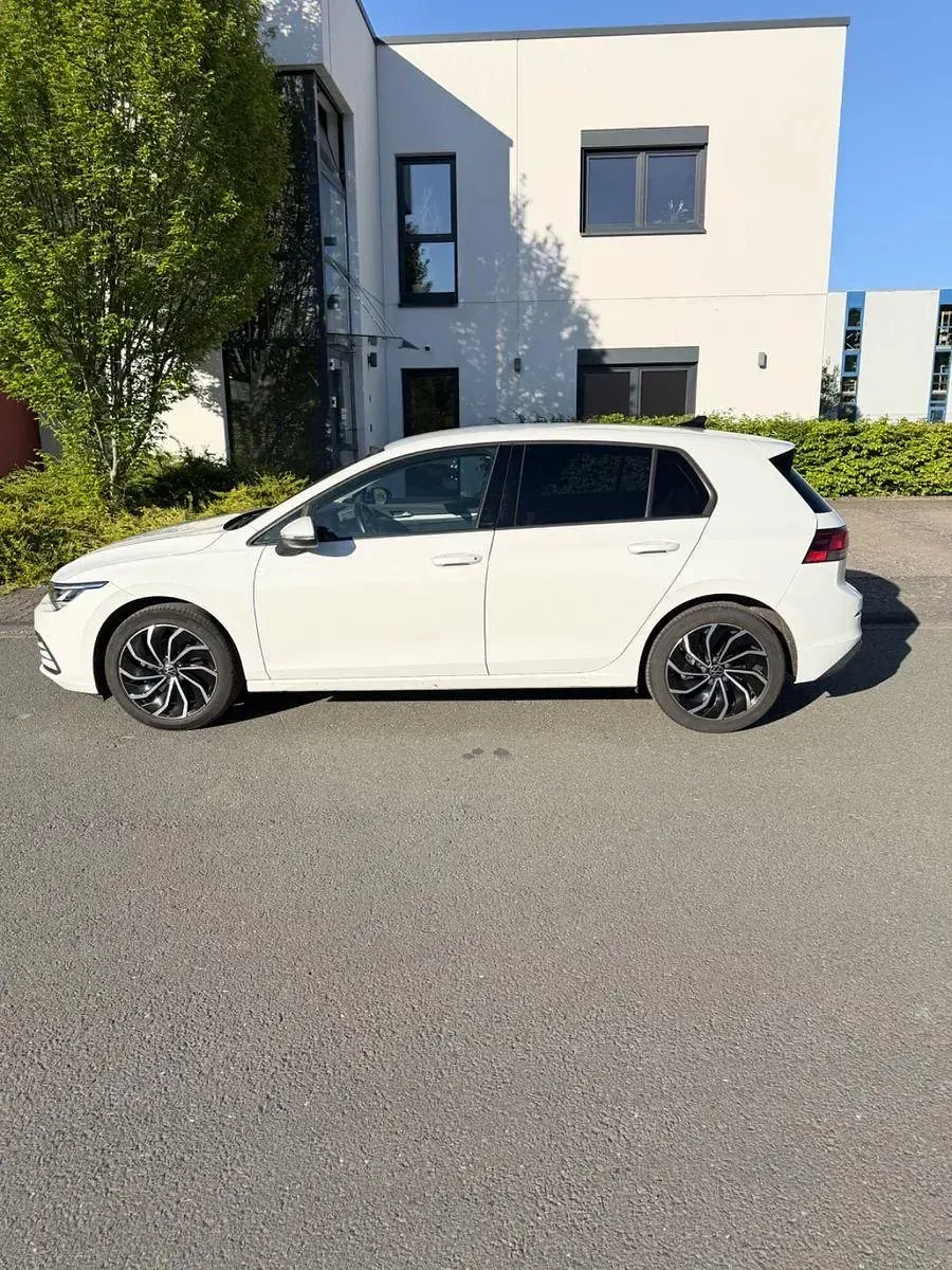 Gebraucht VW Golf VII Life 150 PS (110 kW) 2021 Weiß Kleinwagen