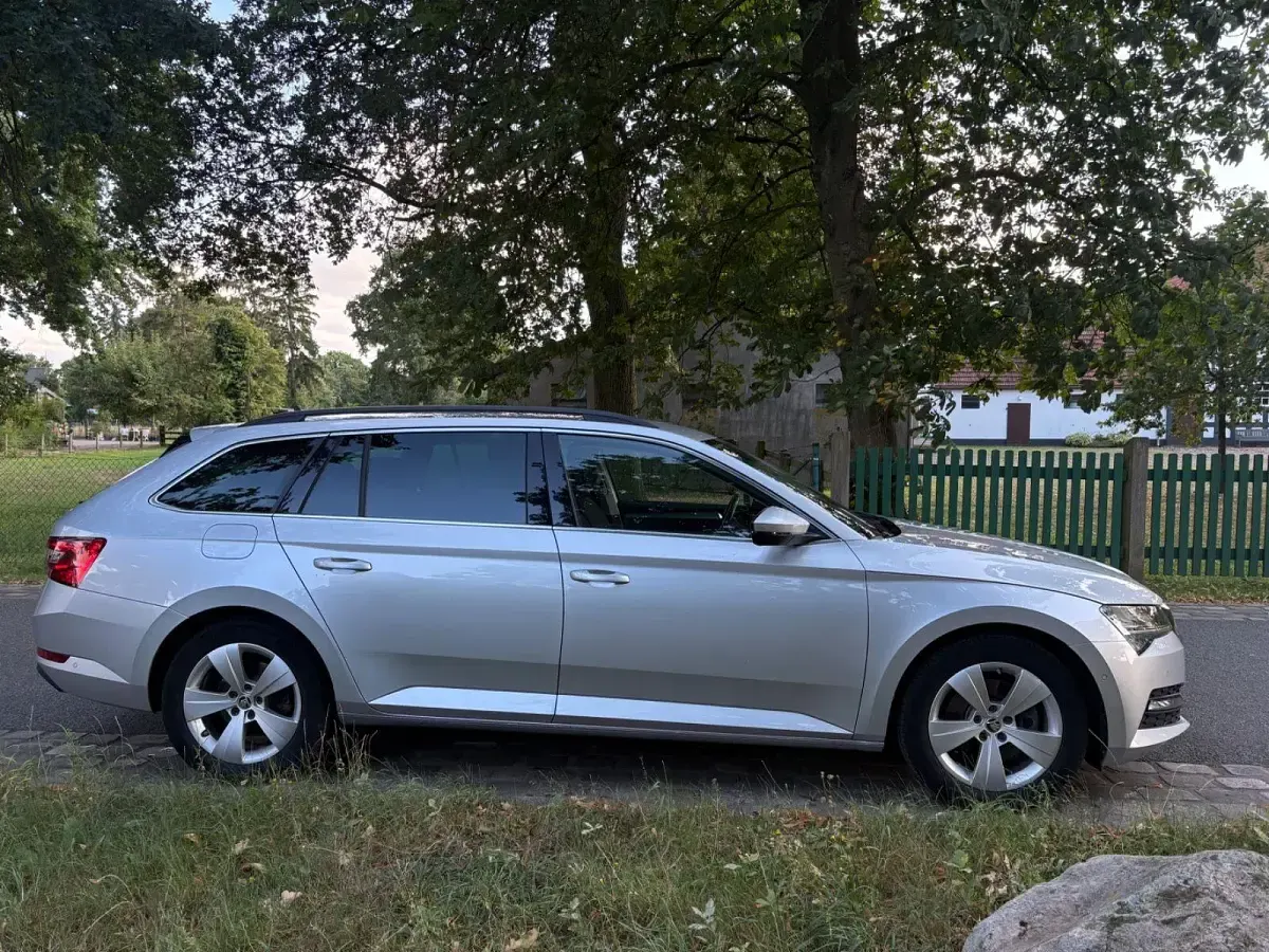 Gebraucht Skoda Superb 150 PS (110 kW) 2022 Silber Kombi