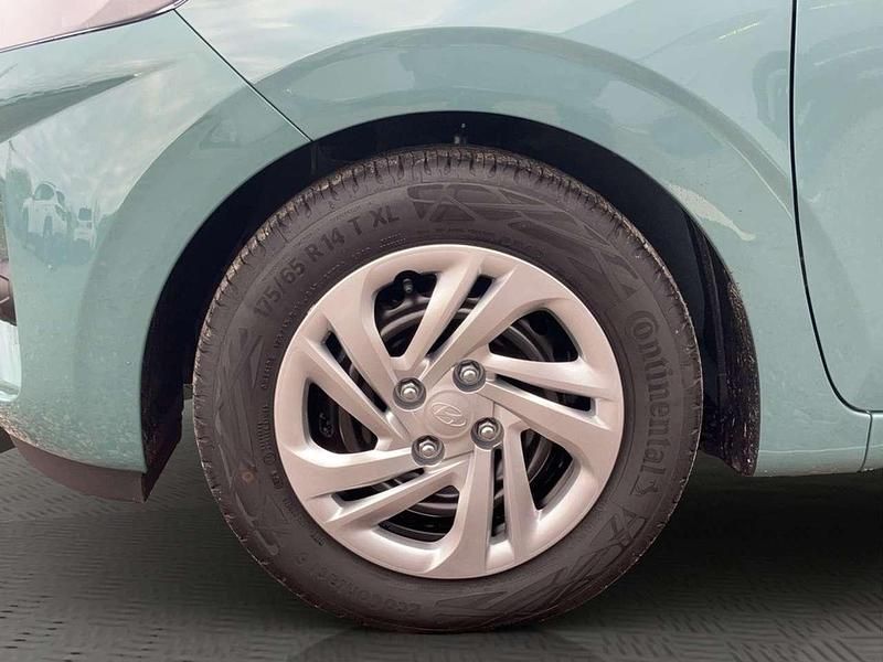 Gebraucht Hyundai i10 63 PS (46 kW) 2025 Mangrove green / mic Kleinwagen