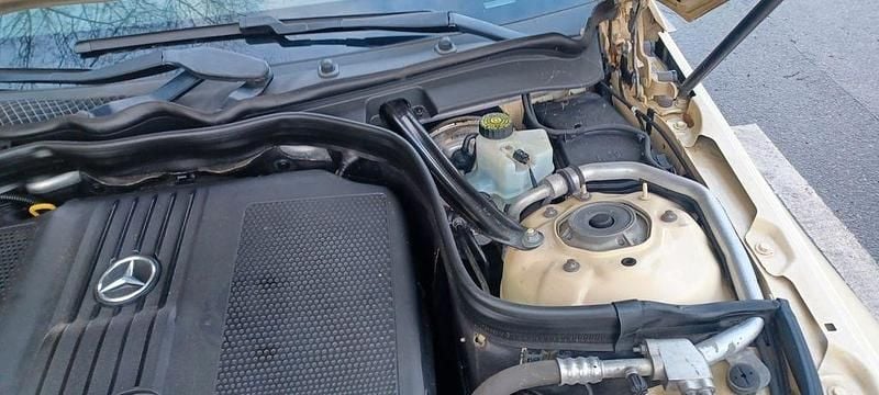 Gelb Gebraucht 2016 Mercedes E220 Limousine | 14.400 € (Superpreis) - Bild 1/4