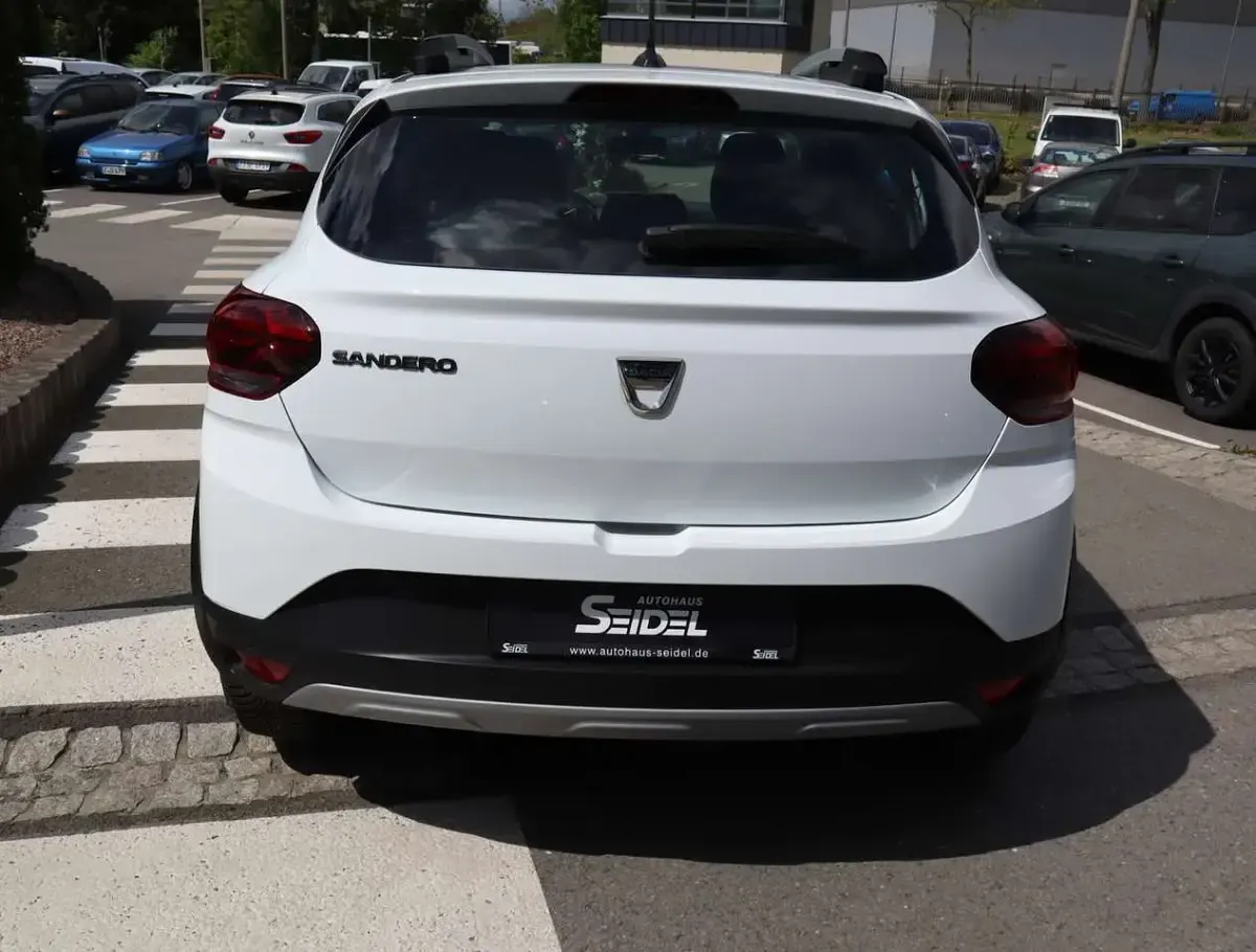 Gebraucht Dacia Sandero Comfort 101 PS (74 kW) 2022 Gletscherweiss (weiß) Limousine