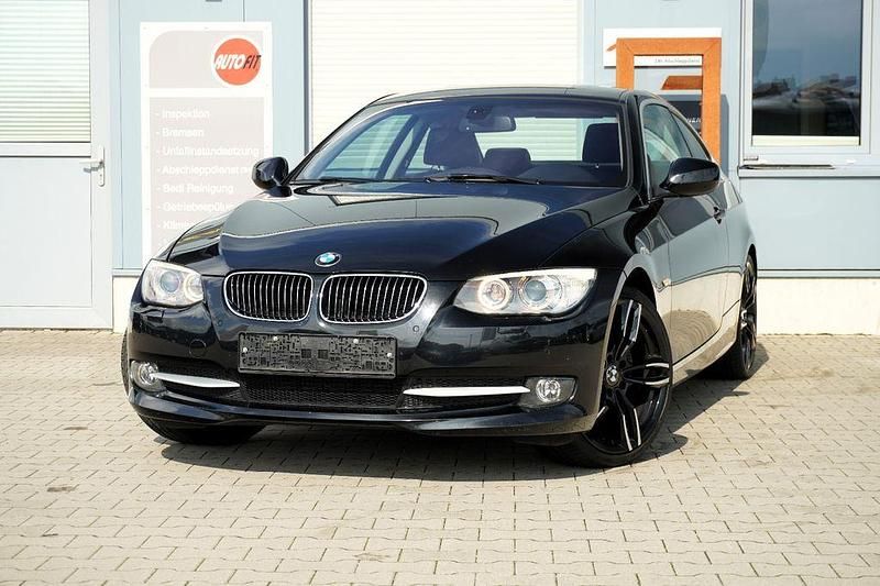 Schwarz Gebraucht 2011 BMW 325 Comfort Edition Coupé | 14.889 € (Fairer Preis) - Bild 1/4
