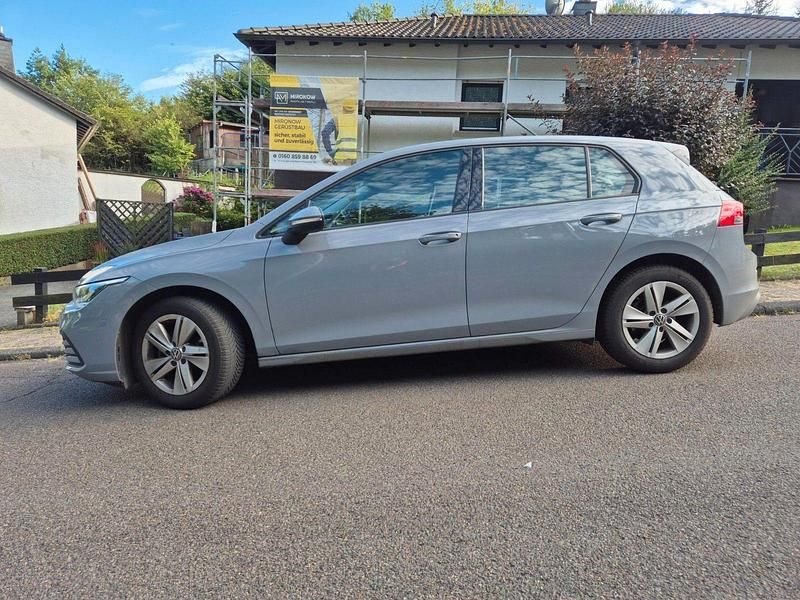 Grau Gebraucht 2022 VW Golf VIII Life Limousine | 18.500 € (Superpreis) - Bild 1/4