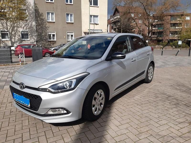Gebraucht Hyundai i20 Passion 84 PS (61 kW) 2016 Silber Kleinwagen