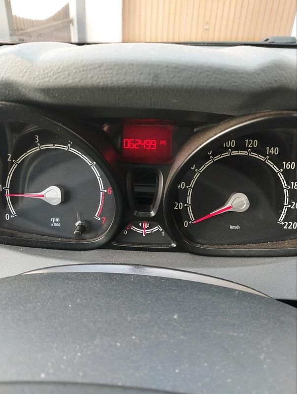 Gebraucht Ford Fiesta 60 PS (44 kW) 2010 Rot Kleinwagen