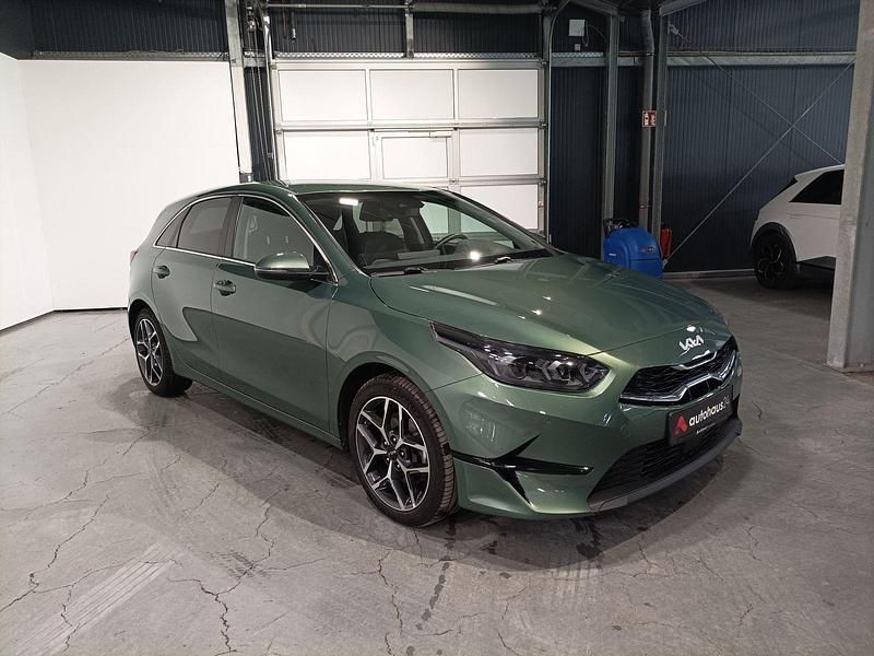 Grün Gebraucht 2024 Kia Ceed Platinum Edition Kombi | 26.440 € (Teuer) - Bild 1/4