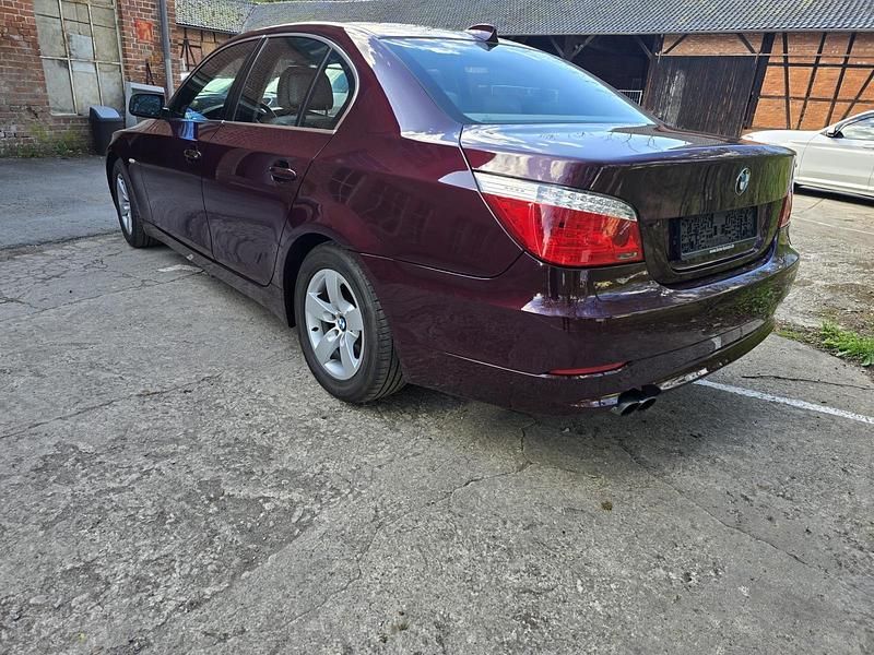 Gebraucht BMW 523 190 PS (139 kW) 2009 Rot Limousine