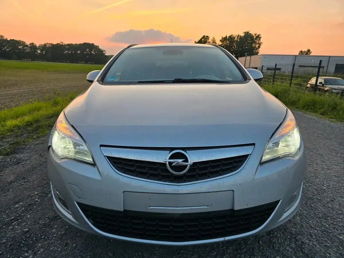 Gebraucht Opel Astra 125 PS (91 kW) 2012 Grau Kombi