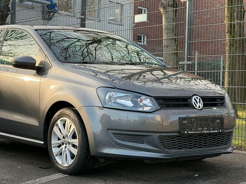 Grau Gebraucht 2010 VW Polo Trendline Limousine | 5.990 € (Fairer Preis) - Bild 1/4