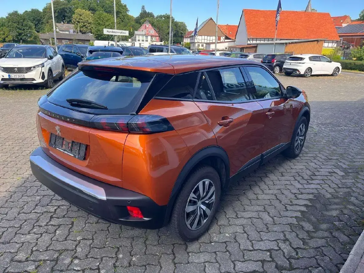 Gebraucht Peugeot e-2008 Active 100 kW (136 PS) 2023 Lackierung orange fusion/typ a SUV