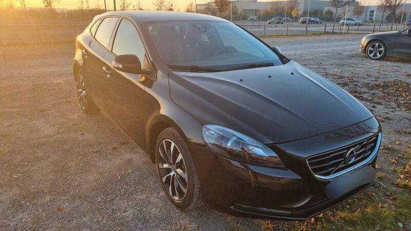 Schwarz Gebraucht 2015 Volvo V40 Linje You! Kombi | 9.999 € (Fairer Preis) - Bild 1/4