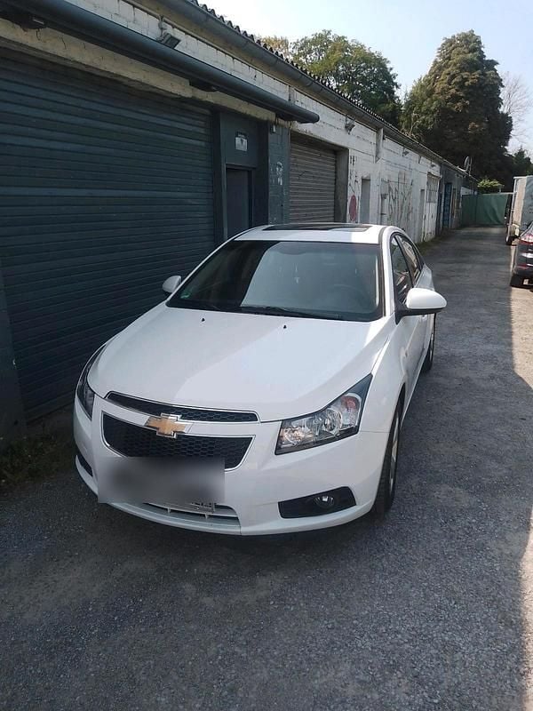 Weiß Gebraucht 2012 Chevrolet Cruze Limousine | 6.800 € (Fairer Preis) - Bild 1/4