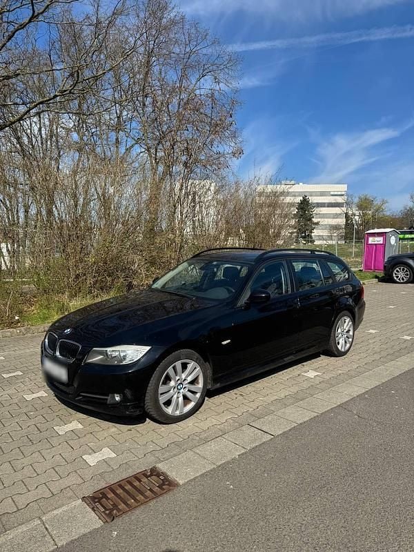Gebraucht BMW 320 143 PS (105 kW) 2010 Schwarz Kombi