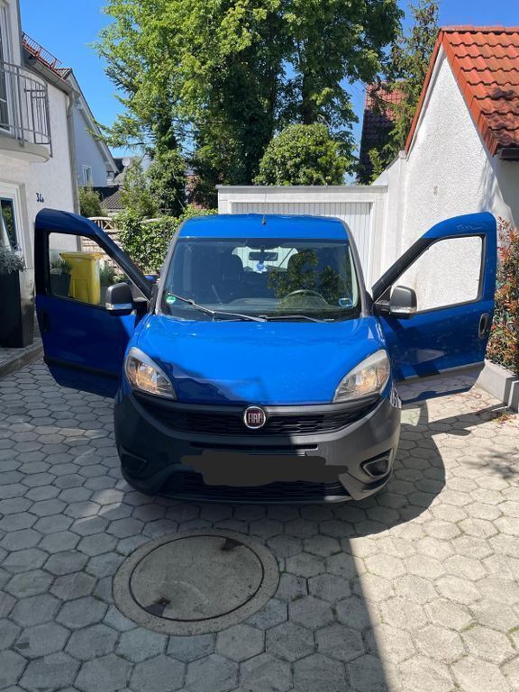 Blau Gebraucht 2017 Fiat Doblò Van / Kleinbus | 7.900 € (Guter Preis) - Bild 1/4