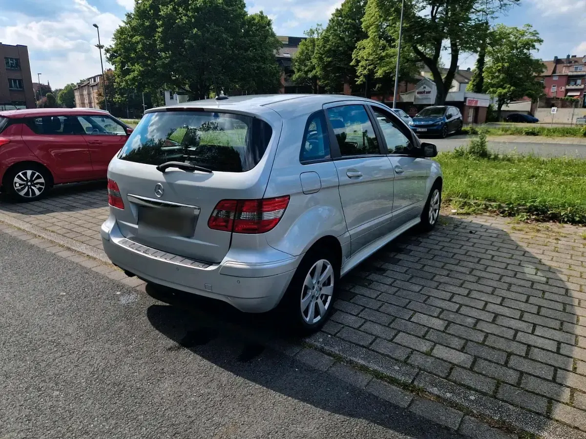 Gebraucht Mercedes B180 109 PS (80 kW) 2010 Silber Van / Kleinbus