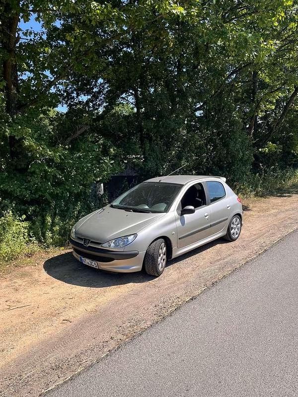 Silber Gebraucht 2005 Peugeot 206 Platinum Limousine | 2.700 € (Fairer Preis) - Bild 1/4