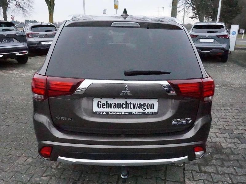 Gebraucht Mitsubishi Outlander P-HEV Plus 121 PS (88 kW) 2017 Granitbraun (m) SUV