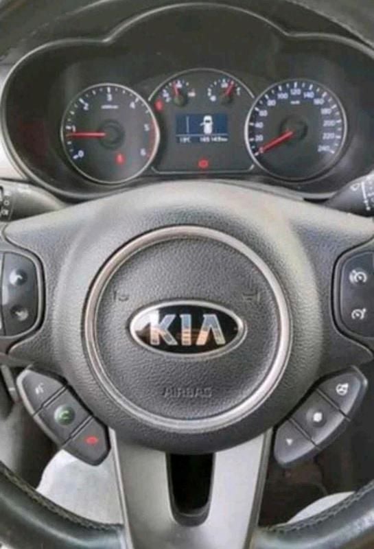 Gebraucht Kia Carens 134 PS (98 kW) 2014 Silber Van / Kleinbus