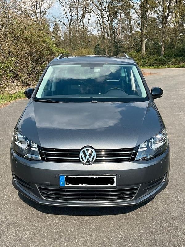 Second-hand VW Sharan 170 CP (125 kW) 2011 Gri Monovolum